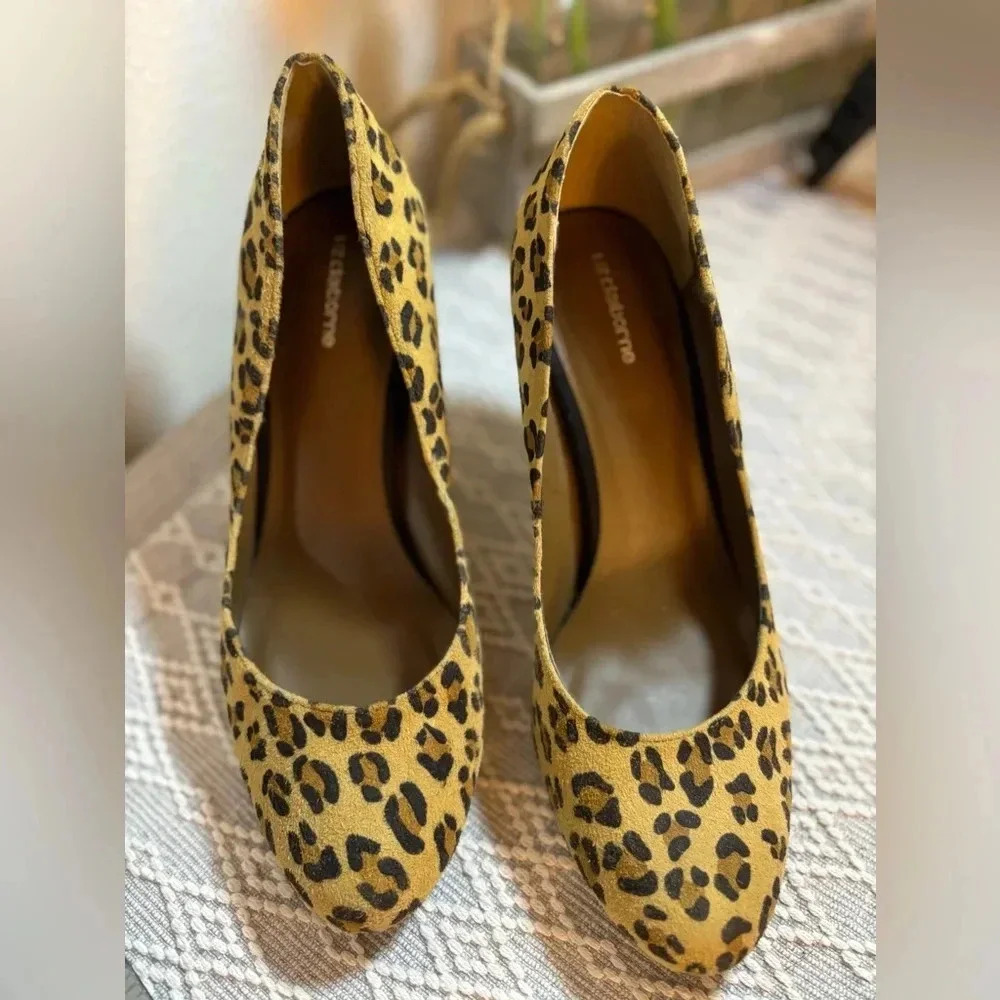 Liz Claiborne Leopard Pump Size 8. Non slip bottom. 3” Heel. - Picture 2 of 9
